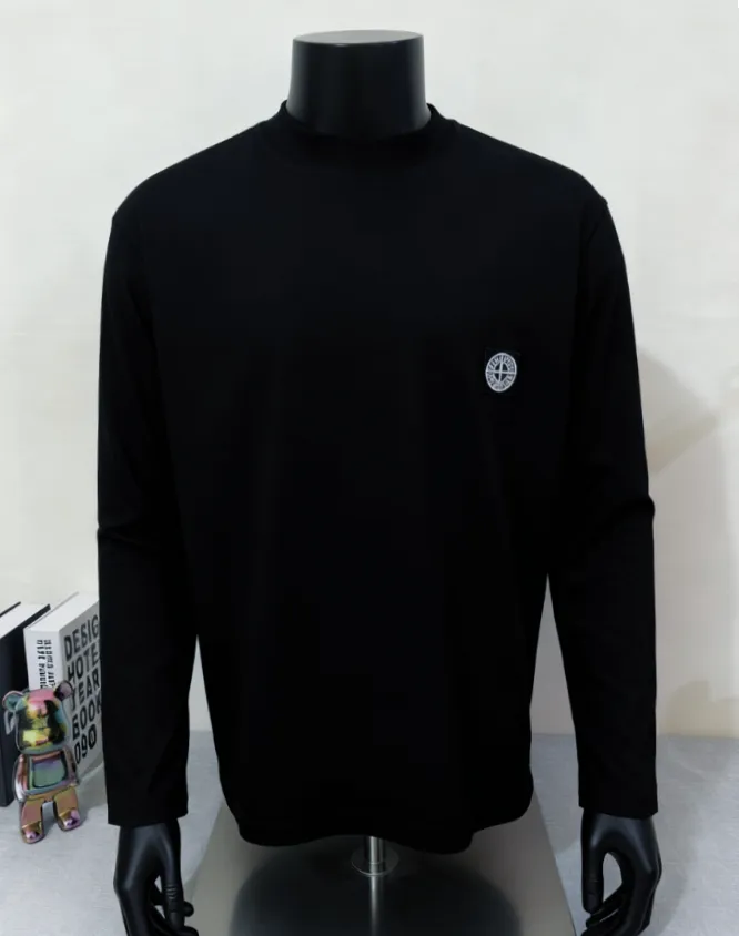 P180 Stone Island STONE ISLAND top version FW new long-sleeved T-shirt, classic style official website synchronization, embroidered small label LOGO long-sleeved T-shirt, 64-count high-density 280g double yarn pure cotton fabric, imported machine embroidered small label, embroidered letters are clean and neat, the letters are clear, supports NFC scanning to enter the official website, ready-to-wear collar hemming, shoulder hemming strips, collar tightly threaded , it has been processed by high-temperature color fixing and washing process before leaving the factory. It will not fade, shrink or pill. The style is simple, classic, soft and comfortable, a must-have wardrobe item. Color: black white, size: XS-L (the maximum L can wear 200 pounds)